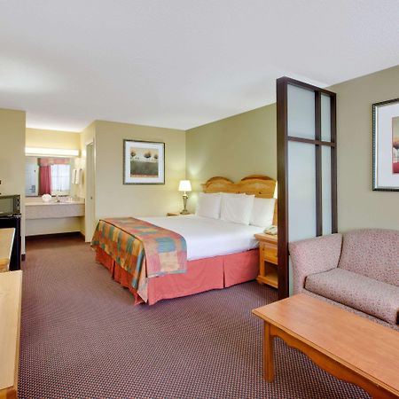 Baymont By Wyndham Terrell Hotel Eksteriør billede